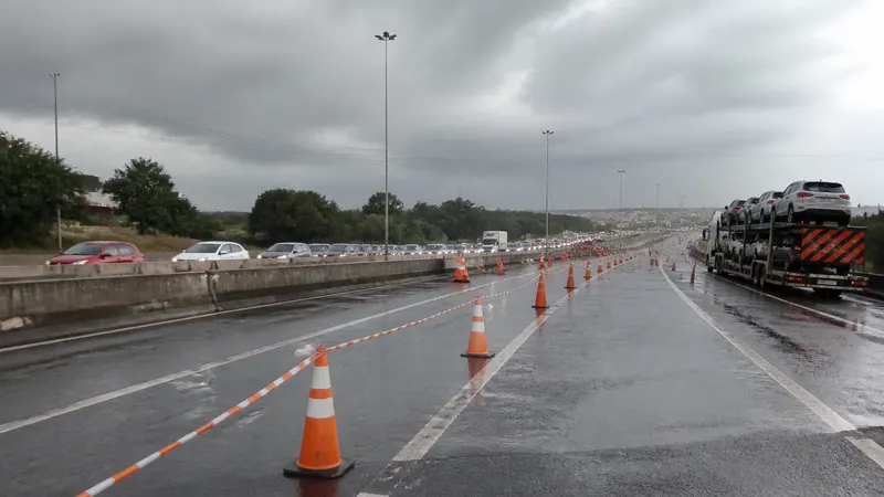Acidente com três veículos interdita faixas do Anel Rodoviário em BH