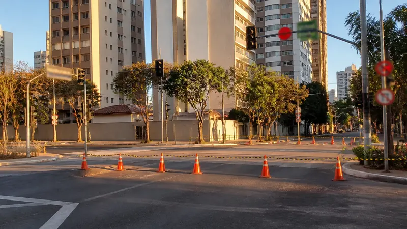 Acidente interdita cruzamento das avenidas Assis Chateaubriand e Francisco Sales, no Floresta