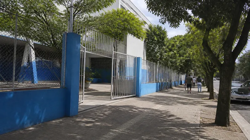 Aécio Neves vota na manhã deste domingo no bairro Serra, em BH