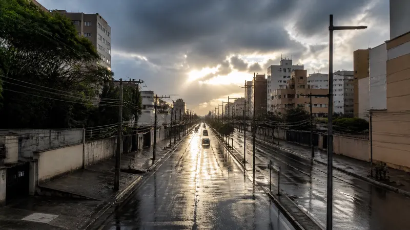 Alerta de inundação na Av. Francisco Sá é emitido e via é desbloqueada em BH