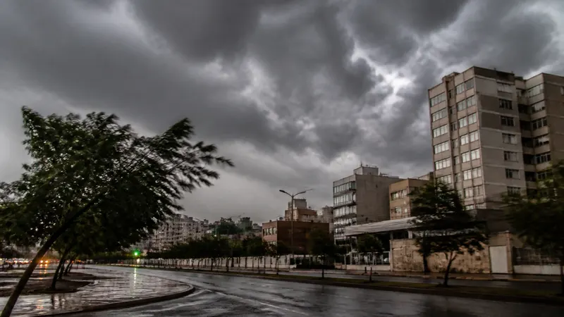 Alerta de tempestade com granizo e ventos fortes atinge cidades de MG nesta segunda