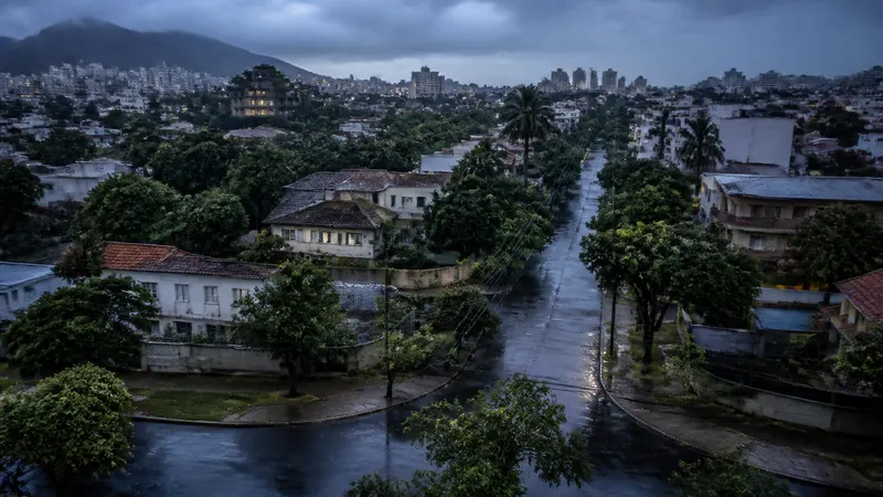 Alerta sonoro da Defesa Civil acorda BH durante temporal na madrugada