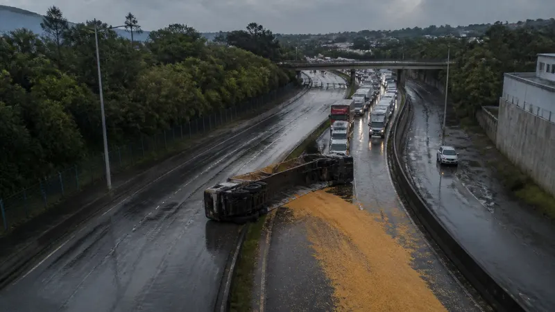 Anel Rodoviário tem tombamento de carreta e alagamentos em BH