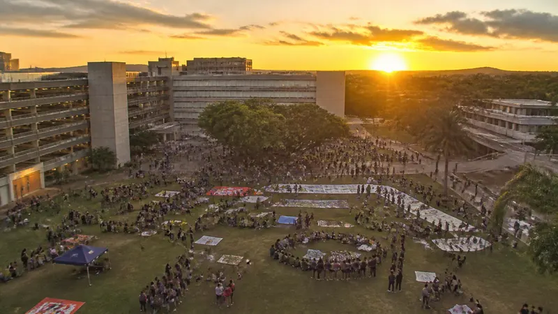 Ato pró-Lula reúne parlamentares e estudantes na UFMG, em Belo Horizonte