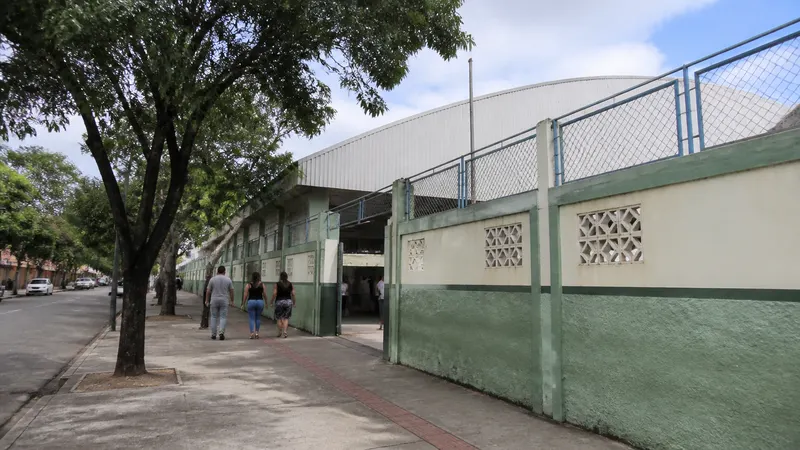 Áurea Carolina vota em BH e diz que pesquisas não captam disputa ao Senado