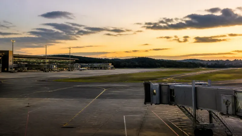 Avião da PM cai em Santana do Paraíso após decolar da Pampulha, em BH