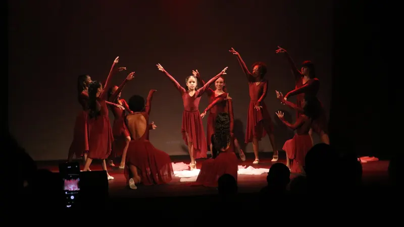 Ballet Val Adriani se apresenta no Teatro Marília nesta terça-feira