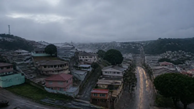 Barreiro tem quase metade da chuva do mês em 3h30 e fica sob alerta geológico
