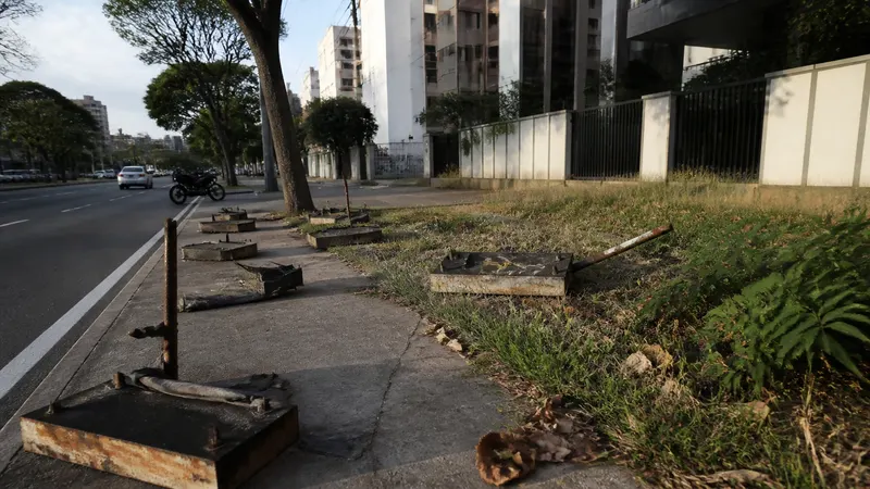 Bases de concreto de campanha eleitoral ficam nas ruas de BH após eleição