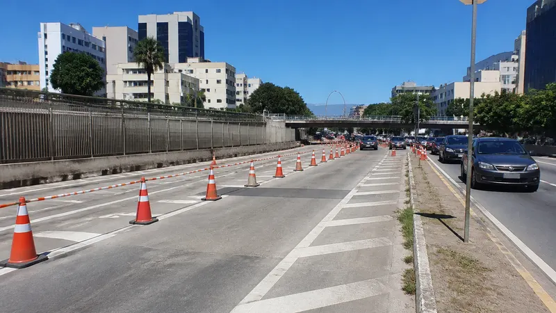 Batida entre ônibus e ambulância deixa três feridos na Cristiano Machado, em BH