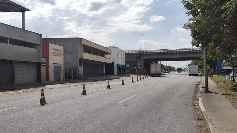 Batida entre ônibus e carreta deixa feridos na Via do Minério, no Barreiro