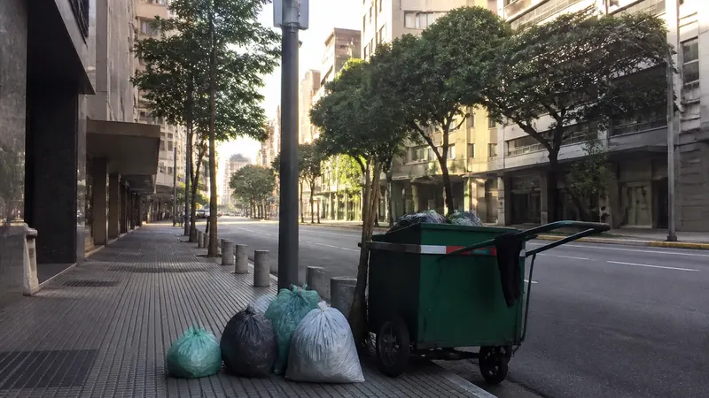BH publica lei que cria programa de proteção e valorização de garis