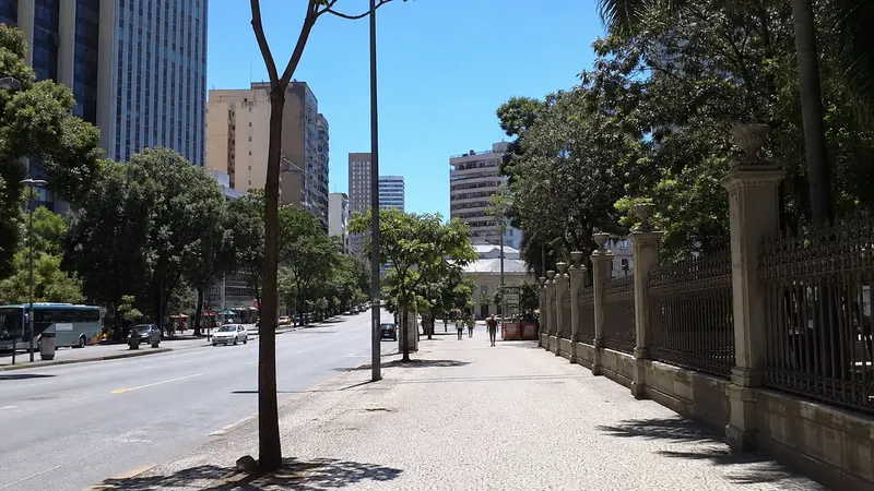 BH tem alerta de onda de calor forte até quinta-feira, com máximas previstas em torno de 34°C