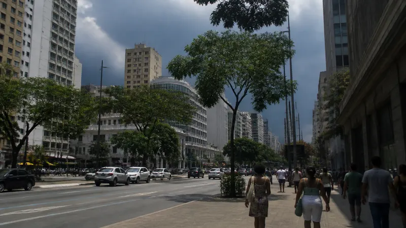 BH tem calor de até 34°C e risco de chuva com raios nesta segunda e terça