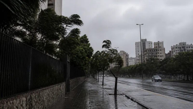 BH tem rajadas de vento de 34,6 km/h e segue com previsão de chuva nesta terça