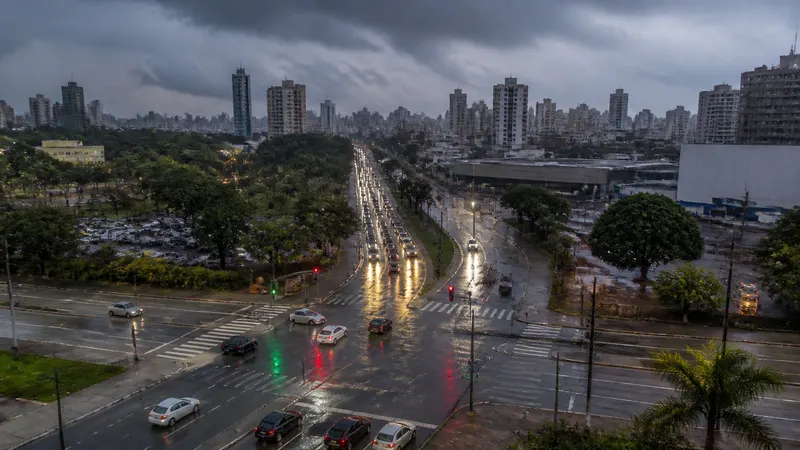 BH tem regionais com mais de 50% da chuva de outubro em três dias; fim de semana tem alerta