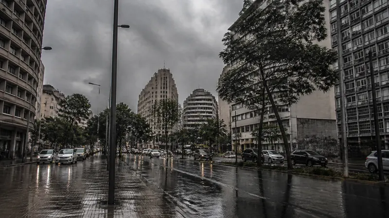 BH tem terça nublada com chuva à tarde e temperatura em declínio