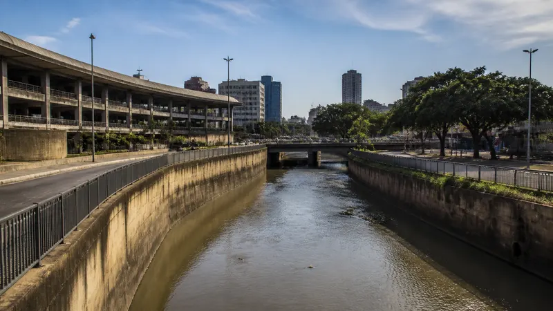Bombeiros retiram corpo do leito do Rio Arrudas, na região da Rodoviária de BH