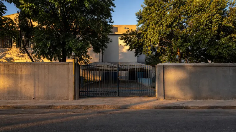 Briga na porta de escola municipal em BH tem guarda agredido e disparo para o alto
