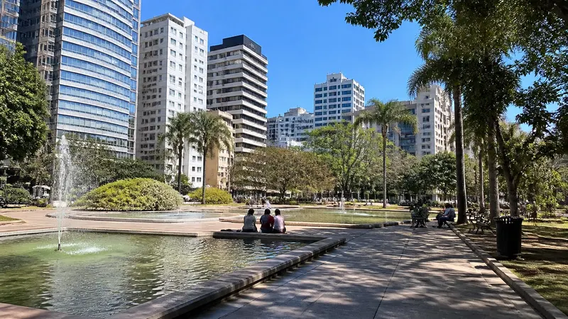 Calor leva moradores a se refrescar em chafarizes da Praça Raul Soares, em BH