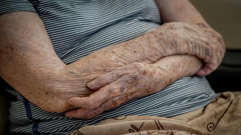 Câmara de BH vota em 2º turno política contra abandono de idosos em hospitais