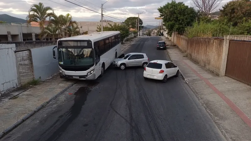 Caminhão perde freios e atinge ônibus e quatro carros em Caeté