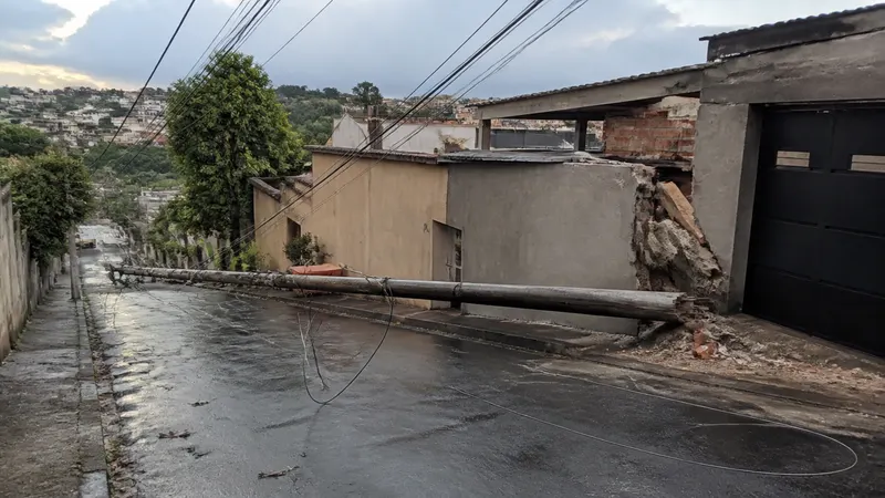 Caminhão sem freio derruba poste e atinge muro de oficina no Havaí, em BH