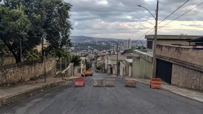Caminhão tomba na Rua Santa Josefina, no bairro Aparecida, em BH
