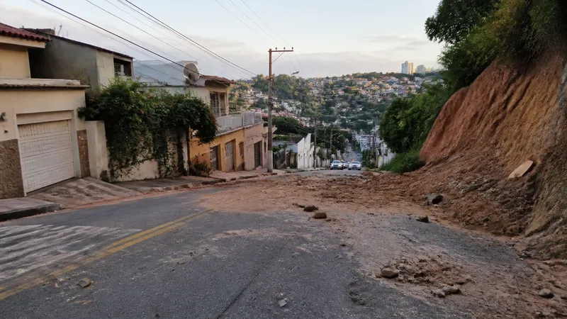 Caminhão tomba no bairro Aparecida e moradores relatam reincidência