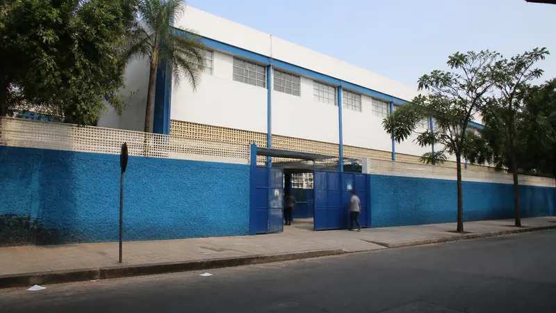 Candidato ao governo de Minas vota em BH e agradece apoiadores