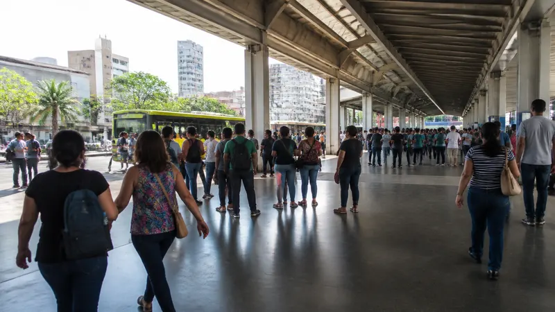 Candidatos ao governo de Minas levam campanha à Grande BH e focam saúde e transporte
