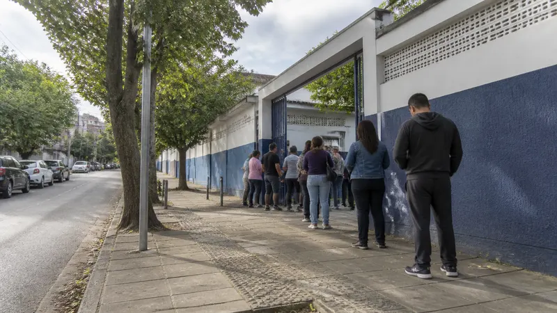 Carlos Viana vota em BH e diz acreditar na vitória nas urnas