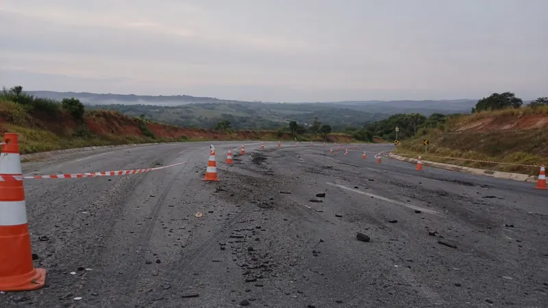 Carreta com farelo de trigo tomba na MG-020, no Monte Azul, e deixa dois feridos