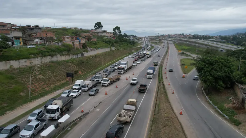 Carreta tomba e interdita BR-381 na saída para o feriado em Santa Luzia