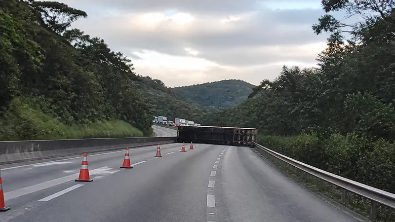 Carreta tomba na BR-040 em Oliveira Fortes e deixa motorista morto