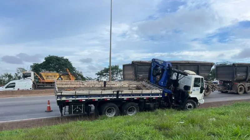 Carro bate em carreta ao desviar de caminhão parado no Anel Rodoviário, em BH