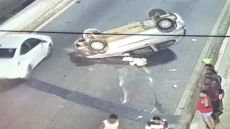 Carro capota no viaduto São Francisco e complica trânsito no Anel Rodoviário, em BH