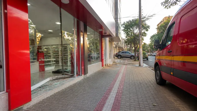 Carro invade farmácia no Buritis e cliente fica ferida ao ser arrastada