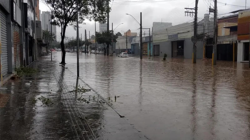 Chuva alaga Cristiano Machado e infiltração atinge hospital no Barreiro