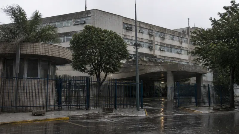Chuva alaga Hospital Júlia Kubitschek, no Barreiro, e atinge laboratório