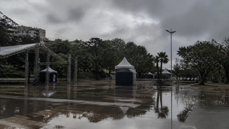 Chuva cancela festival gastronômico na Praça JK, no Sion, neste sábado