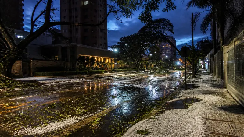 Chuva com granizo atinge BH após dia de 34,4°C e deixa 320 mil sem energia