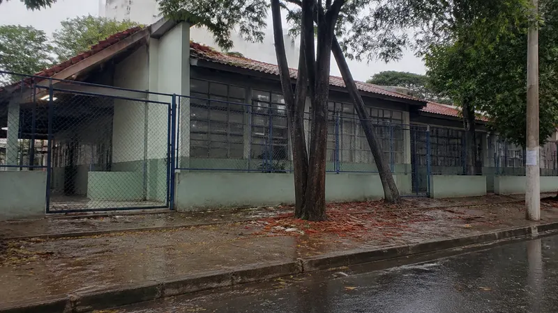 Chuva destelha escola e altera seções de votação em BH no segundo turno