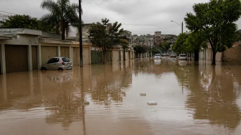 Chuva forte alaga ruas do bairro Tirol, na região do Barreiro, em BH