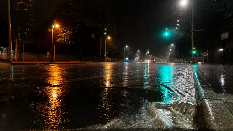 Chuva forte atinge BH e Contagem; alerta segue até as 8h de quarta