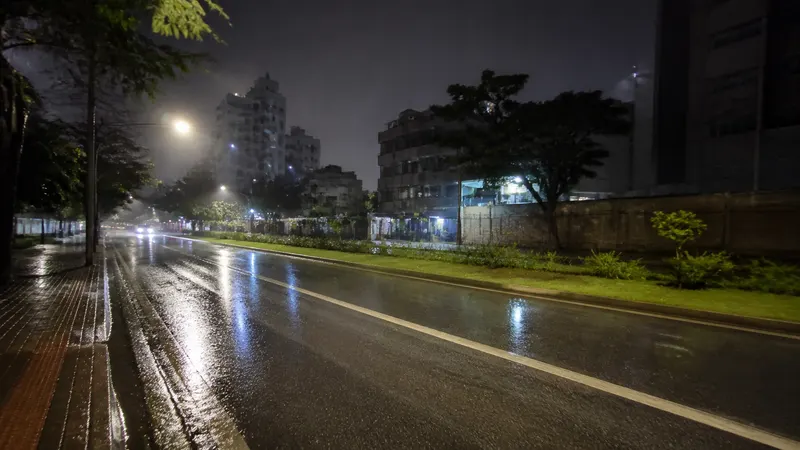 Chuva forte atinge BH e duas regionais superam 20% do previsto para outubro em uma hora