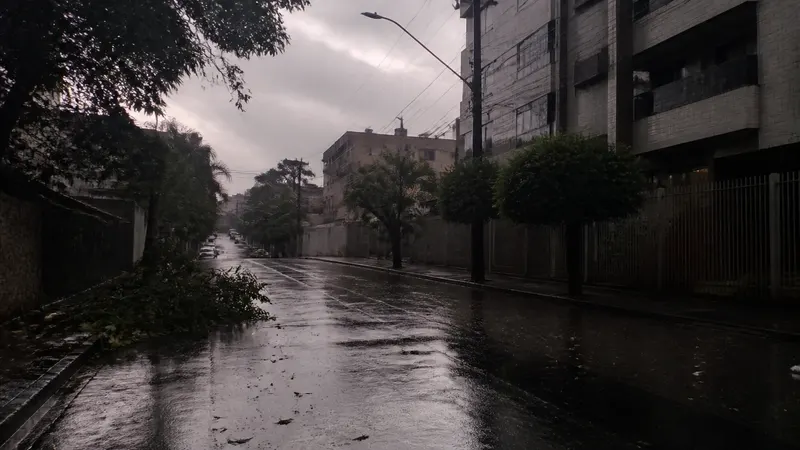 Chuva forte deixa bairros sem luz em BH nesta terça-feira