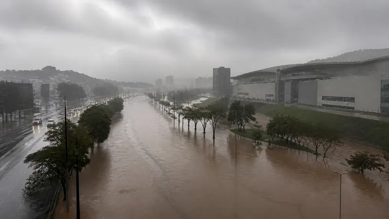 Chuvas em BH alagam MGC-356 e deixam três ilhados na capital