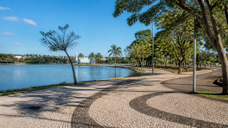 Cleitinho corre na Lagoa da Pampulha com irmão gêmeo a uma semana da eleição