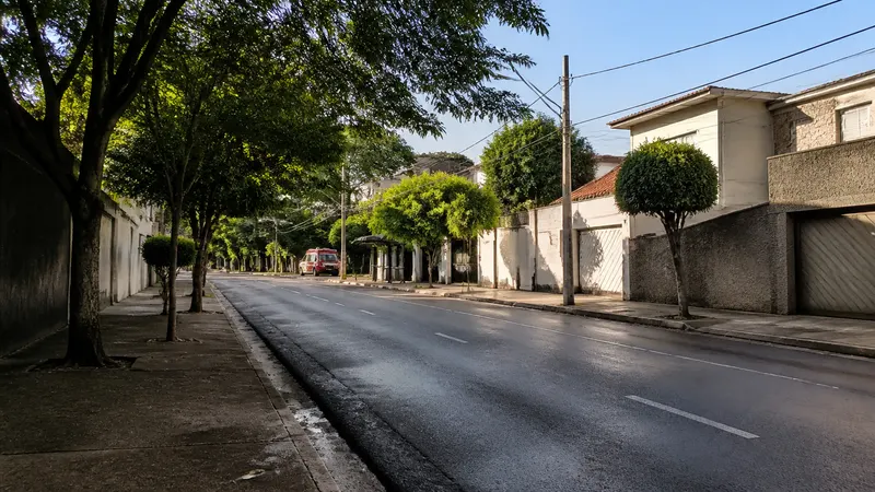 Colisão entre carro e ônibus deixa dois feridos no Dom Bosco, em BH